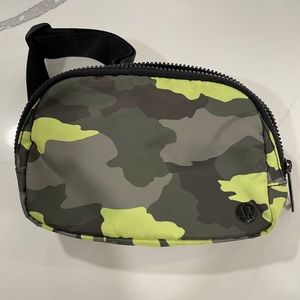 Lululemon belt bag, GREAT condition